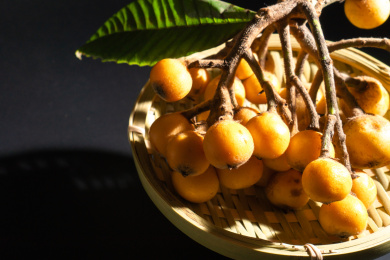 黑背景放着的枇杷特写