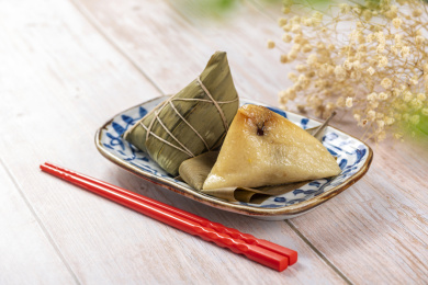 木桌面上端午节粽子特写
