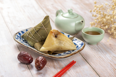 木桌面上端午节粽子特写