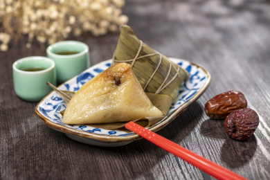 木桌面上端午节粽子特写