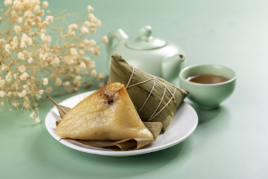 绿色背景上端午节粽子特写