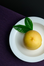 黄桃放在白色餐盘中