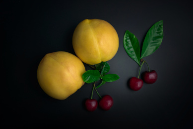 黄桃和樱桃放在黑色背景中