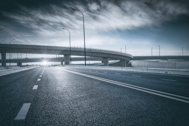晴朗蓝天白云为背景，高速公路立交桥弯曲引桥