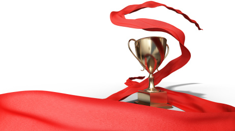 白色背景下的奖杯和绸子 三维渲染