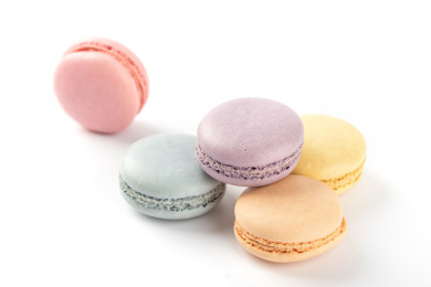 白色背景上的马卡龙饼干