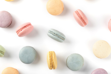 白色背景上的马卡龙饼干