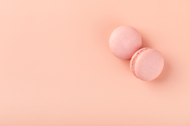 粉色背景上的马卡龙饼干
