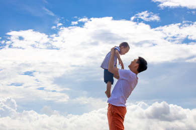 爸爸和孩子在一起玩