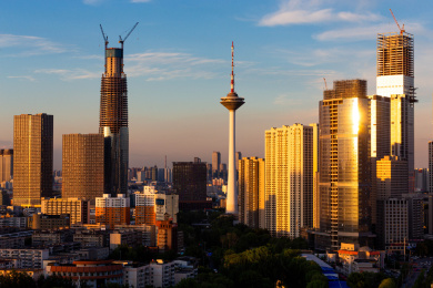 中国辽宁省沈阳市摩天大楼天际线黄昏时刻