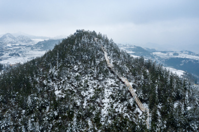 冬季雪后的中国贵阳市花溪高坡乡红岩峡谷景