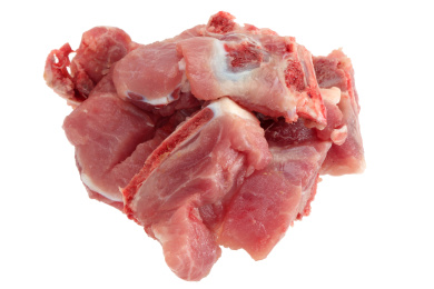 白背景上的新鲜龙骨肉