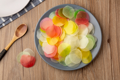 俯拍放在桌上的一盘干虾片