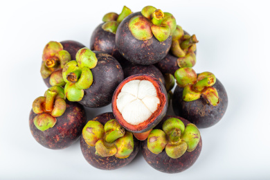 一些山竹放在白色背景中