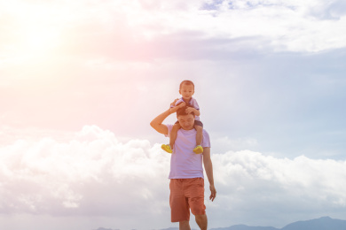 爸爸和孩子在一起玩