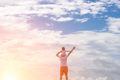 爸爸和孩子在一起玩