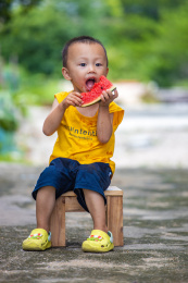 夏天小男孩巷口吃西瓜