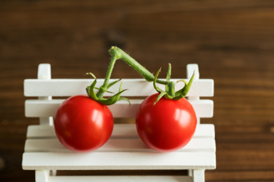 放在白色背景的圣女果