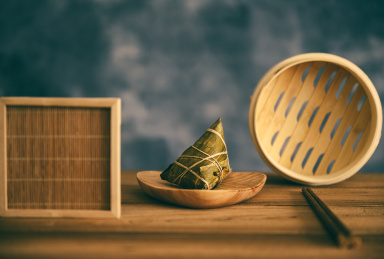 放在桌子上的一颗粽子