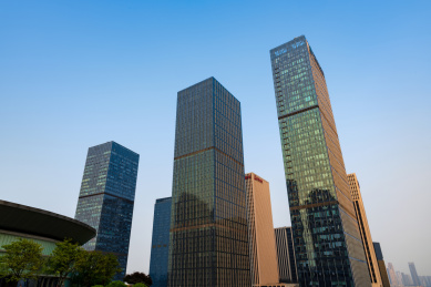 低角度拍摄的现代摩天大楼