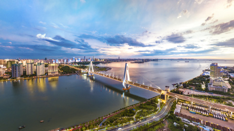 中国海南海口世纪大桥城市风光和美丽晚霞