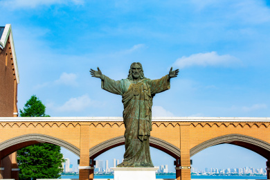 张开手臂的耶稣雕像