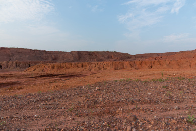 荒野砂石地面和土丘景观