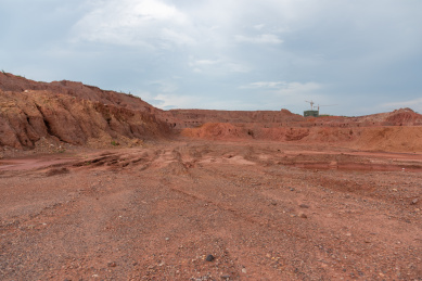 空旷宽广的泥土沙堆
