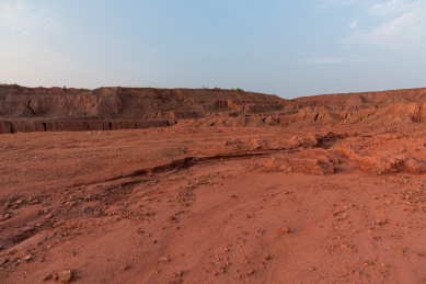 空旷的泥沙土堆与裂缝
