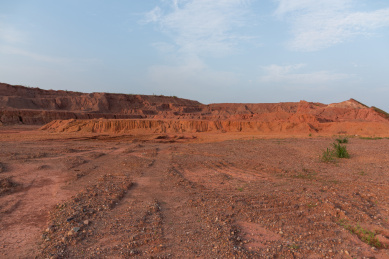 空旷荒凉的戈壁滩景观