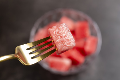 深色背景上夏季水果西瓜特写