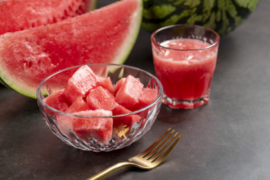 深色背景上夏季水果西瓜特写