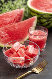 深色背景上夏季水果西瓜特写