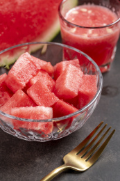 深色背景上夏季水果西瓜特写