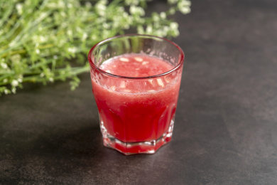 深色背景夏季水果一杯西瓜汁特写