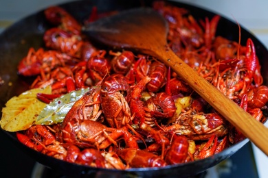 锅里正在烹饪的麻辣小龙虾特写
