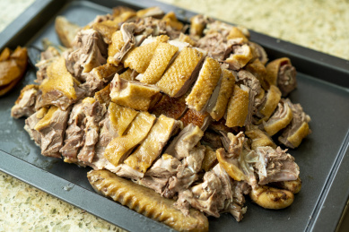 一碟切好的卤鸭子