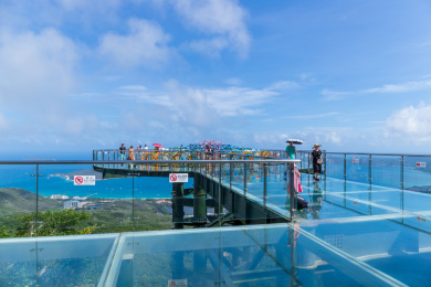 中国海南三亚亚龙湾热带森林公园玻璃栈道