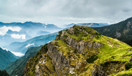 秋季云雾中的中国湖北神农架神农顶景区群山