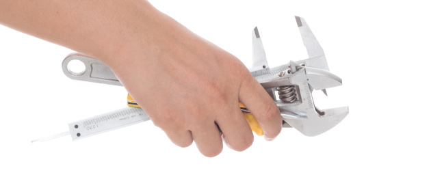 手拿各种各样的工具在白背景前