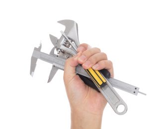 手拿各种各样的工具在白背景前