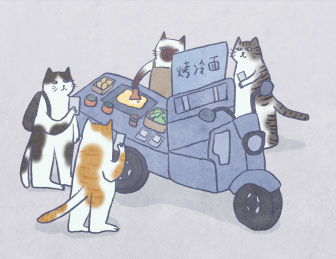 在夜市中路边小摊买烤冷面