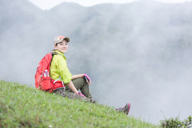 在山上坐着看风景的女生