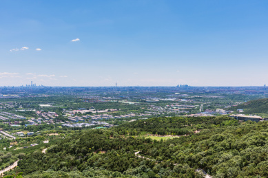 在北京西山国家森林公园俯瞰北京城市建筑