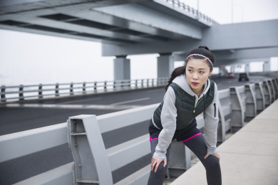 年轻女子在户外运动后休息