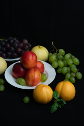 各种新鲜的水果放在黑色背景中