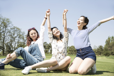 女孩们欢乐的在舞蹈