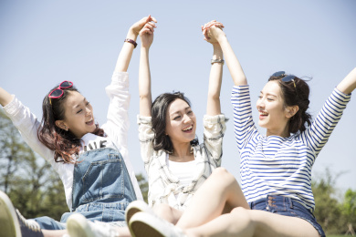 青年女子们开心的欢呼