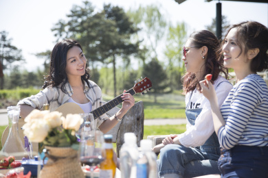 年轻的女孩们在聚餐