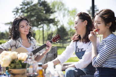 年轻女子们在快乐的春游